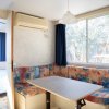 Interno di una casa mobile con tavolo, finestra e letto.