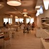 Ristorante con tavoli apparecchiati, vista esterna.