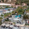 Complesso turistico con palme e piscina.
