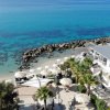 Spiaggia con ombrelloni, vista mare turchese.