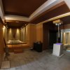 Spa con vasca idromassaggio e luci soffuse.