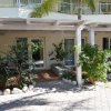 Facciata di casa con veranda e piante.