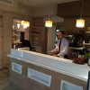 Barista dietro il bancone in un bar elegante.