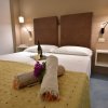 Camera con letto matrimoniale e bottiglia di vino.