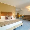 Ampia camera con letto e divano.