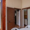 Esterno di una casa con tavolo e sedie di plastica.