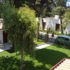 Giardini con bungalow e vialetti.