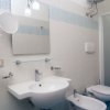 Bagno moderno con doccia, bidet e lavabo.