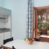 Cucina semplice con porta verso giardino.