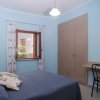 Camera da letto blu con letto matrimoniale.