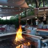 Barbecue acceso in un'area pranzo all'aperto.