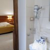 Camera con letto matrimoniale vista dal bagno.