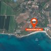 Vista aerea di un villaggio costiero vicino al mare.