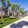 Bungalow moderno con giardino e sentiero.