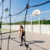Donna gioca a pallavolo all'aperto.