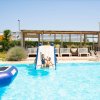Bambini scivolano in piscina.
