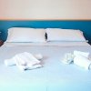 Letto matrimoniale con asciugamani bianchi.
