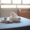 Camera da letto con asciugamani e colazione sul letto.