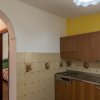 Cucina semplice con vista sul bagno.