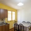 Cucina con tavolo da pranzo e mobili in legno.