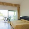 Camera da letto con balcone affacciato sul mare.