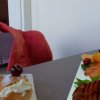 Dolci e frutta su un tavolo, camera sullo sfondo.