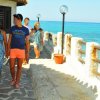 Coppia passeggia lungo una terrazza vista mare.