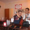 Due persone preparano bevande al bar.