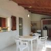 Portico con tavolo bianco e sedie, cucina sul fondo.