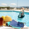 Un cocktail su un tavolino accanto a una piscina.