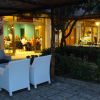 Tavoli all'aperto di un ristorante con persone sedute.
