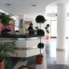 Reception moderna con piante ornamentali e opere d'arte.