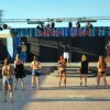 Persone fanno esercizi su un palco all'aperto.