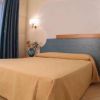 Letto matrimoniale in una stanza luminosa.