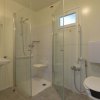 Bagno moderno con doccia vetrata e wc.