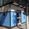 Casetta blu chiaro con porta vetro, pompiere.