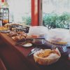 Buffet colazione con dolci e cereali su un tavolo.