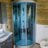 Bagno con cabina doccia moderna, lavabo e bidet.