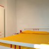 Camera con letto matrimoniale e armadio bianco e rosso.
