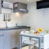 Cucina moderna con tavolo da pranzo apparecchiato.