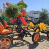Go-kart colorati vicino a un parco giochi.