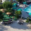 Piscina esterna con ombrelloni e lettini.