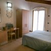 Camera da letto con mobili in legno chiaro e letto matrimoniale.