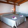 Camera con letto matrimoniale e singolo, decorata con fiori.