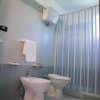 Bagno con bidet, wc e box doccia.