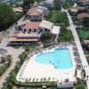 Veduta aerea di una struttura con piscina e giardini.