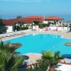Piscina con lettini, vista mare.