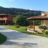Villaggio con edifici e giardino curato.