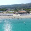 Spiaggia con ombrelloni e mare limpido.