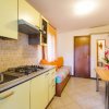 Cucina accogliente con divano arancione e tavolo.